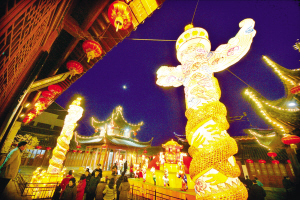 正月十三上灯,有着悠久历史的南京夫子庙连日来"灯如海人如潮".