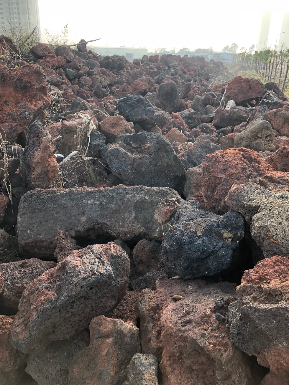 新疆火山岩奇石图片