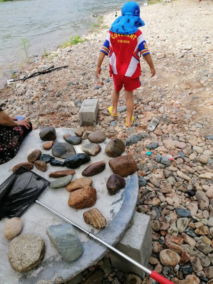 洛南县洛河捡石头图片